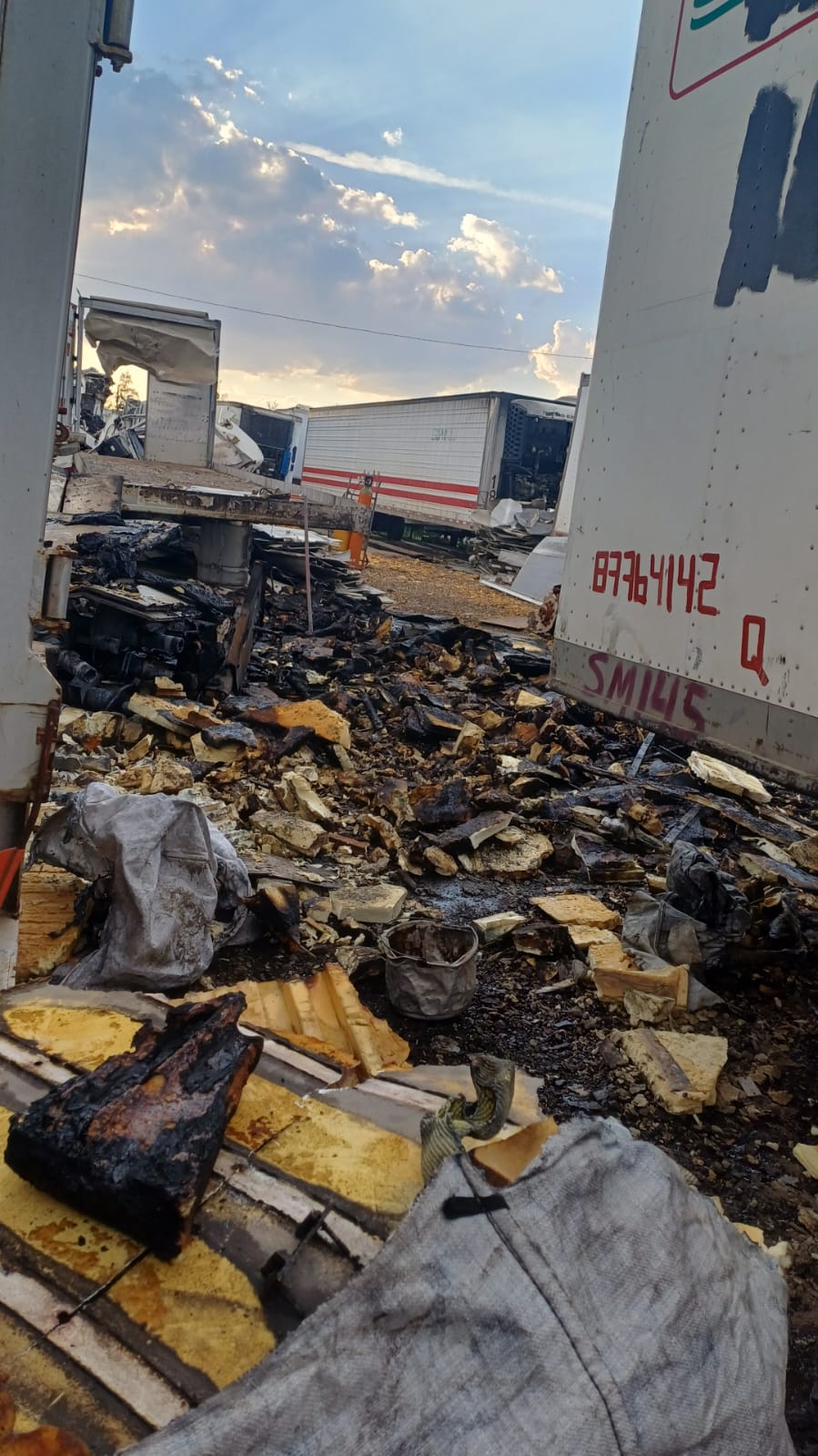 El fuego se propagó rápidamente luego de que un chispazo encendiera unas esponjas 