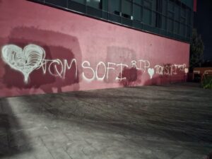 Víctor Hugo L.G. fue vinculado a proceso por su presunta responsabilidad en las pintas realizadas tras la marcha del 8M