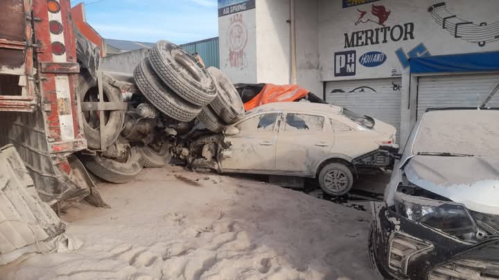 El camión impactó una torre de CFE en la entrada a Tulancingo.