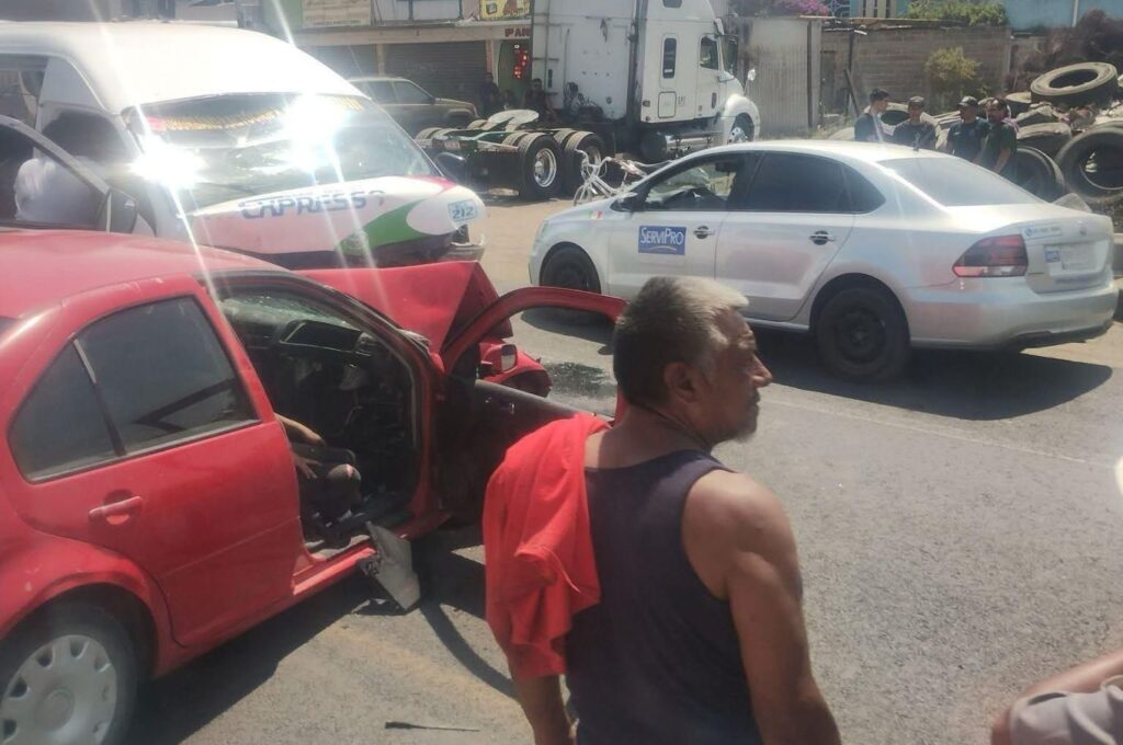 Un choque entre una combi y un automóvil particular provocó intensas complicaciones viales en dirección a Pachuca