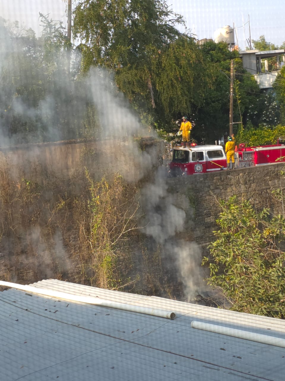 Bomberos sofocan dos incendios en Hidalgo y piden evitar quemas sin control