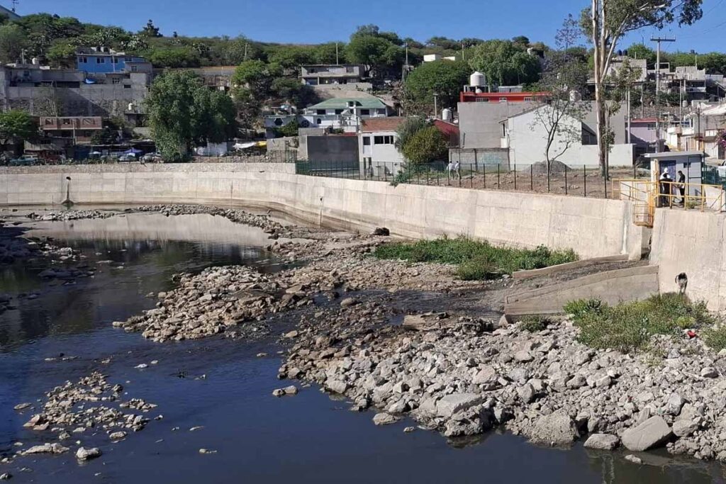 Este miércoles, la refinería Miguel Hidalgo desfogó residuos en el canal Tula