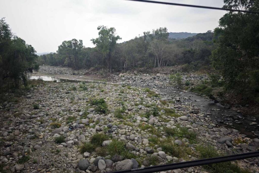 Además de abastecer a miles de hogares, el río también es utilizado para actividades agrícolas y ganadera