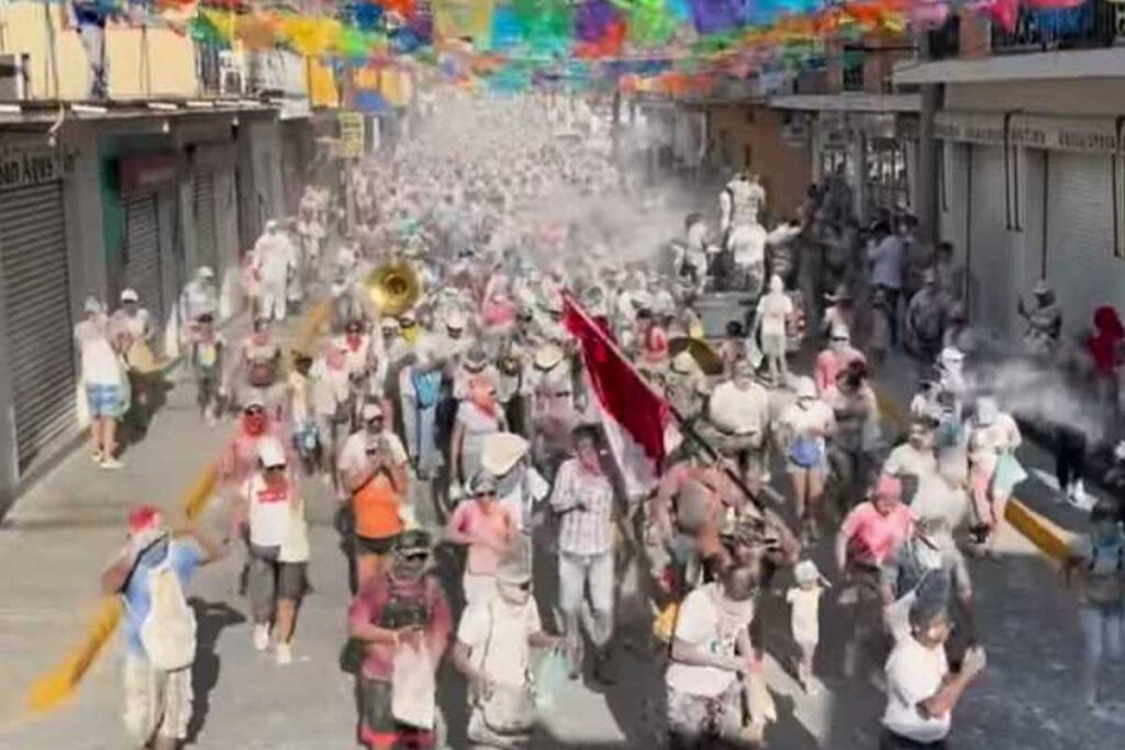 Metztitlán cerró el carnaval con la tradicional harinada de sus danzantes y espectadores
