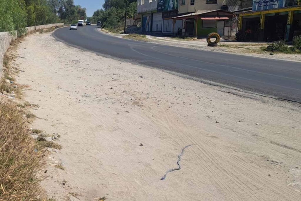 Los trabajos pendientes son: compactación del terreno, tendido de pavimento hidráulico de 20 centímetros, construcción de un camellón central, colocación de luminarias, y construcción de banquetas y guarniciones