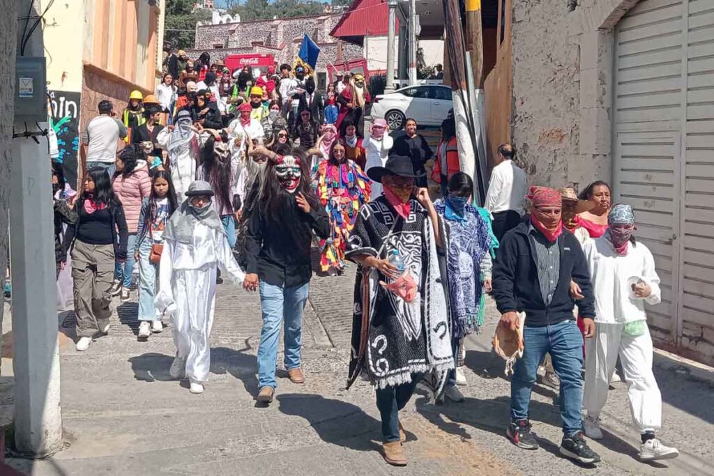 San Agustín Metzquititlán logró reunir a 2 mil disfrazados que bailaron al son de bandas de viento