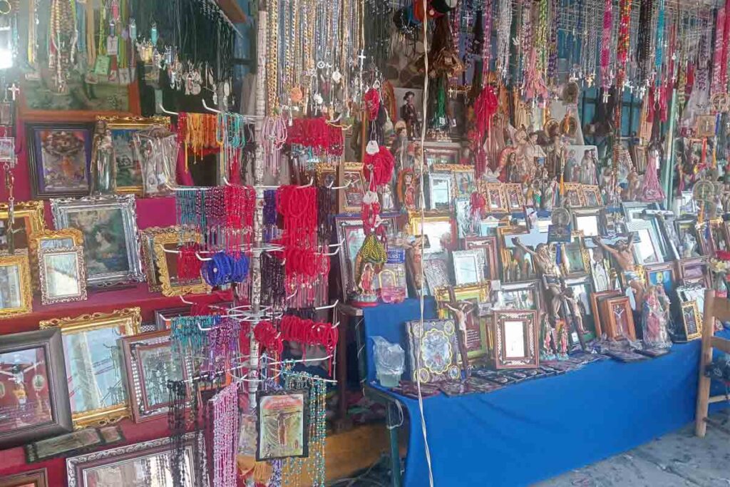 Las pulseras rojas fue el artículo más vendido en la edición 2025 de la Feria del Señor de la Salud