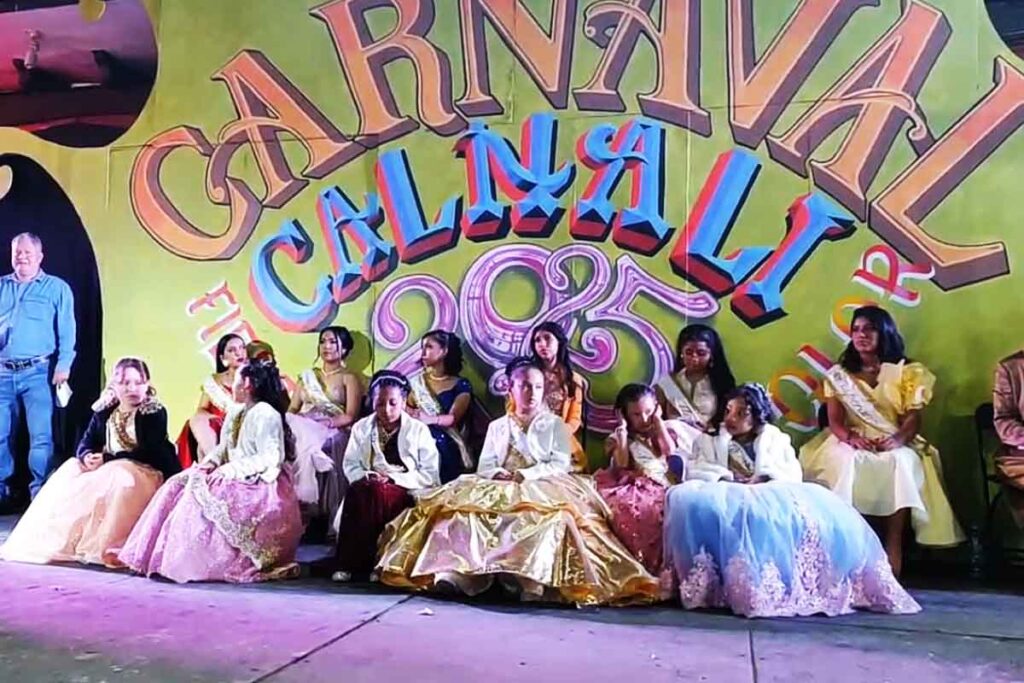 Tras la quema del malhumor y el desfile, se llevó a cabo la coronación de la reina