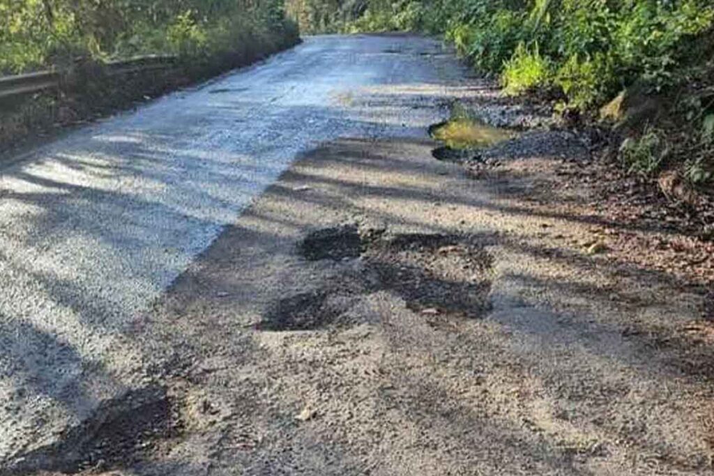 Ante la falta de acciones concretas, los inconformes decidieron organizarse y bloquear el paso vehicular sobre la Tlanchinol-Huejutla