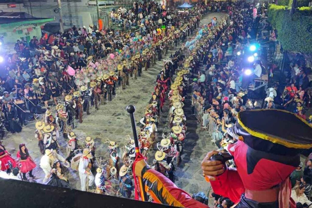  Los barrios organizanron sus comparsas con vistosos disfraces que reflejan la esencia de esta tradición centenaria