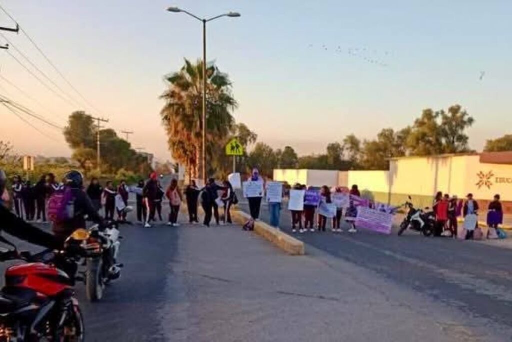 Estudiantes del Cobaeh bloquean carretera de Tlahuelilpan; esto fue lo que exigieron