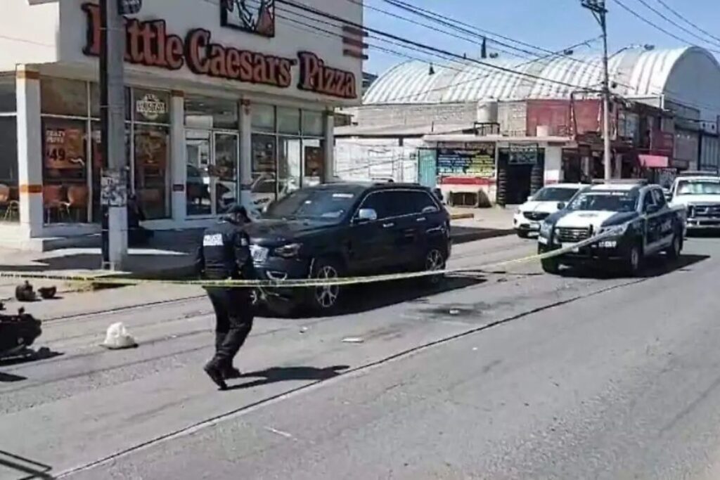En Tultitlán, motociclista intentó ganarle el paso a una camioneta, pero no lo logró