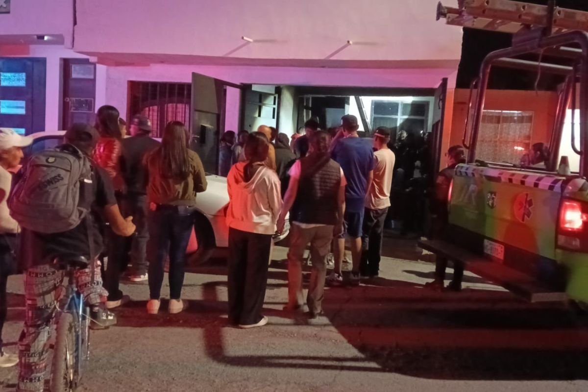 El fuego consumió gran parte del inmueble antes de ser controlado por los rescatistas