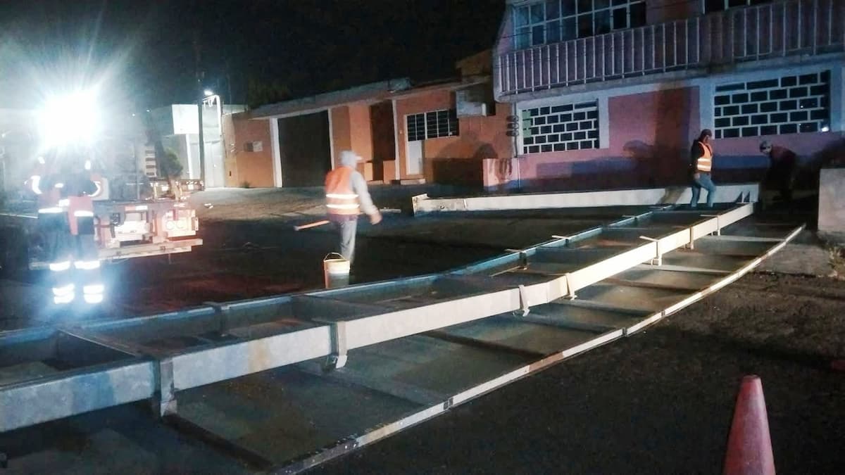 Imagen del letrero colapsado obstruyendo la circulación en la vialidad