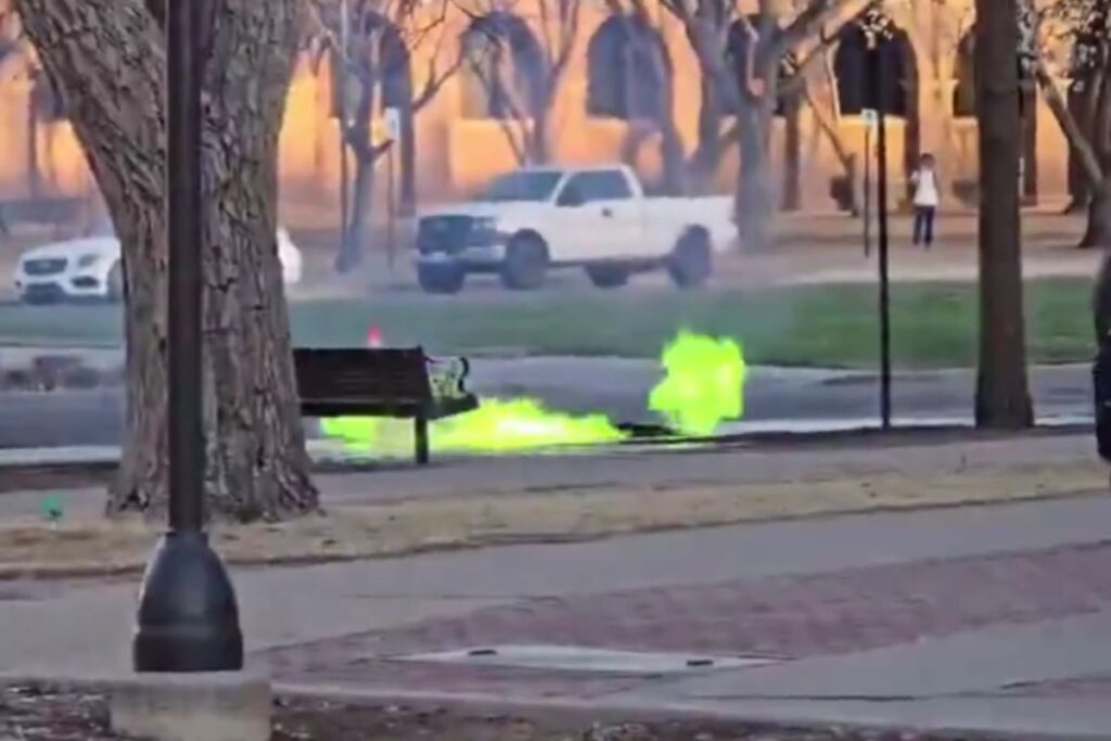 Alcantarilla en una universidad de Texas arde con llamas verdes, ¿es peligroso?