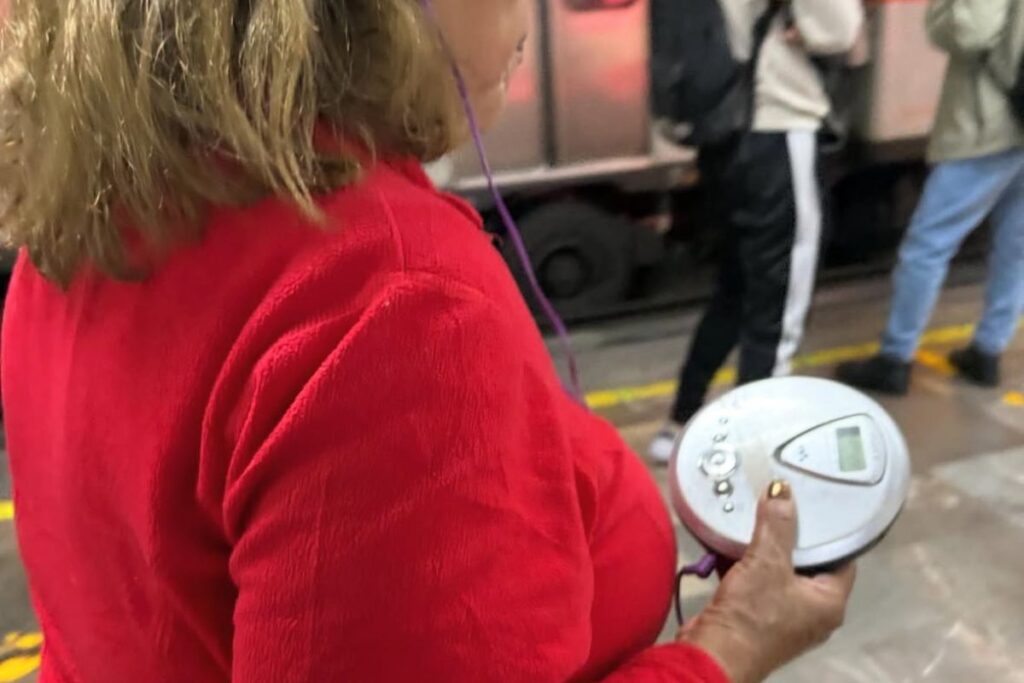 Viaja en el Metro CDMX mientras escucha música en un Discman y revive la nostalgia en redes