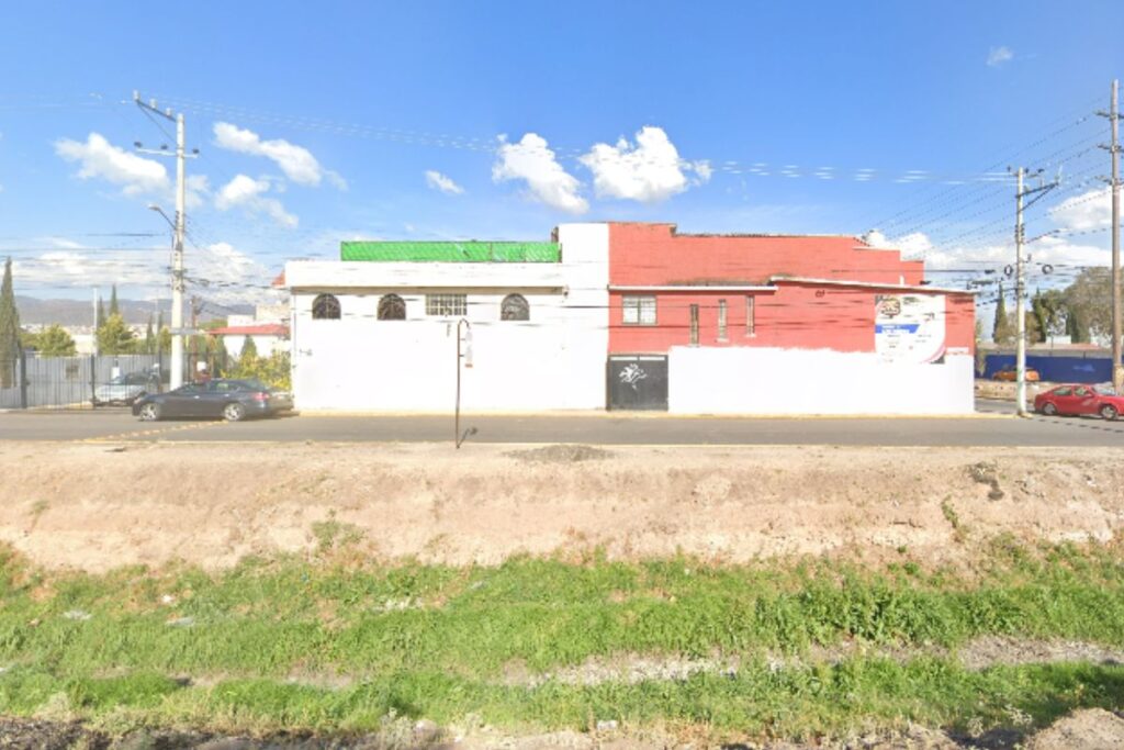 Pachuca: ¿qué se sabe de la volcadura de una retroexcavadora en un canal, este lunes?