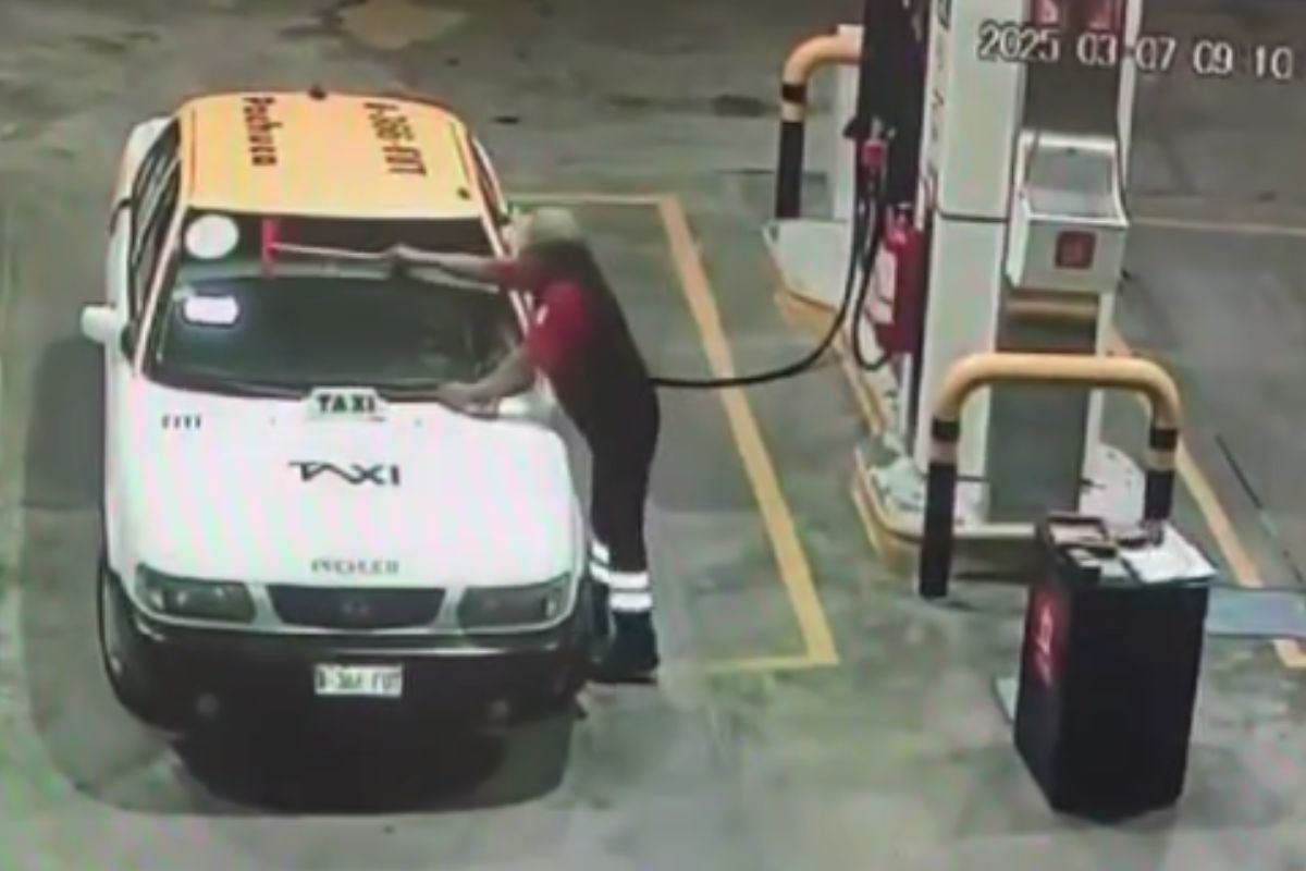 Taxista de Pachuca fue a cargar gasolina a su unidad y no la pagó: video se hace viral
