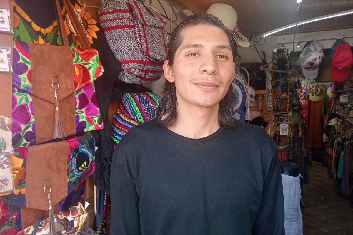 Cristian Escobedo lamentó la carencia de alumbrado público | Foto: Martha Sáenz