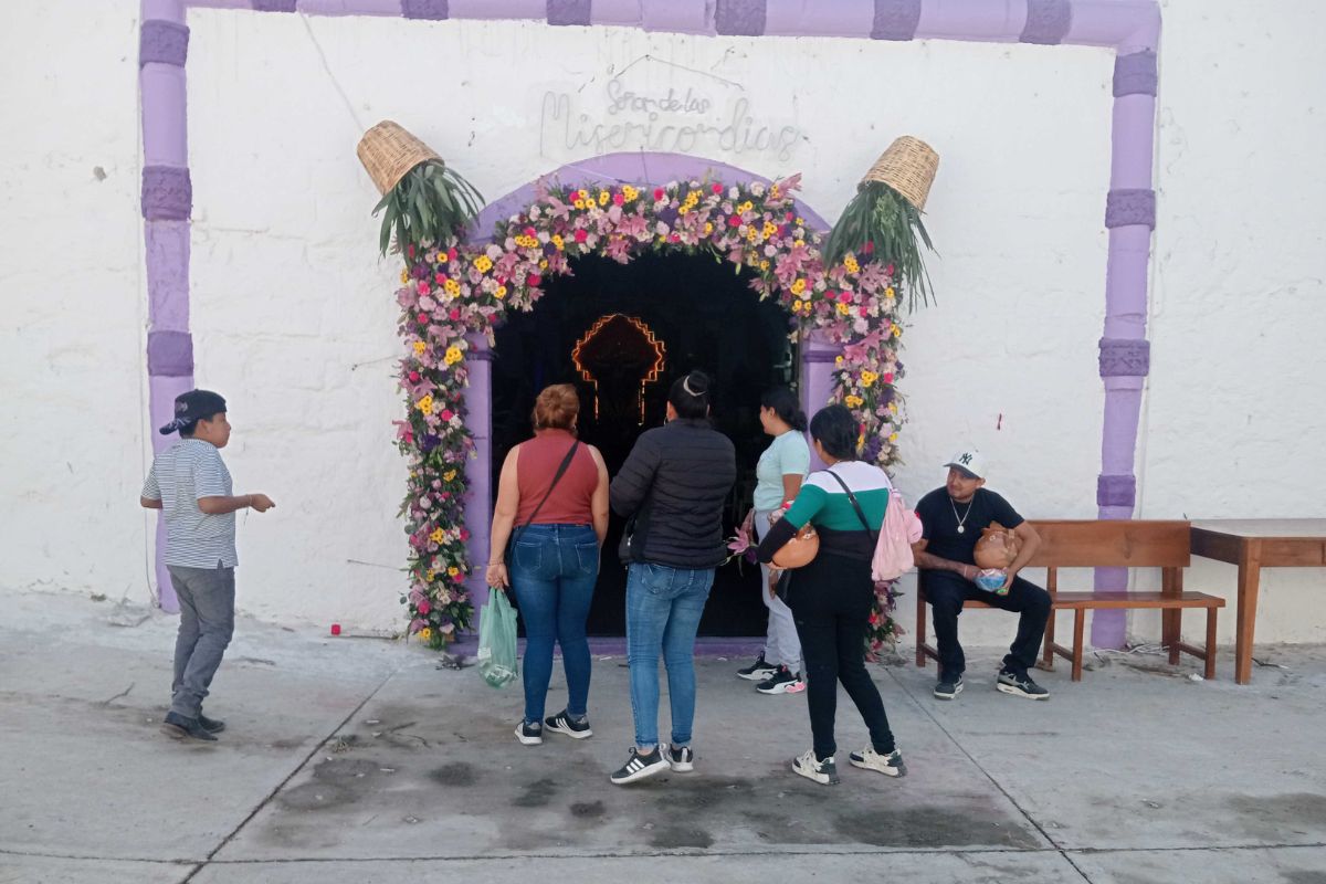 Los asistentes acuden a visitar la imagen para demostrar su devoción | Foto: Martha Sáenz