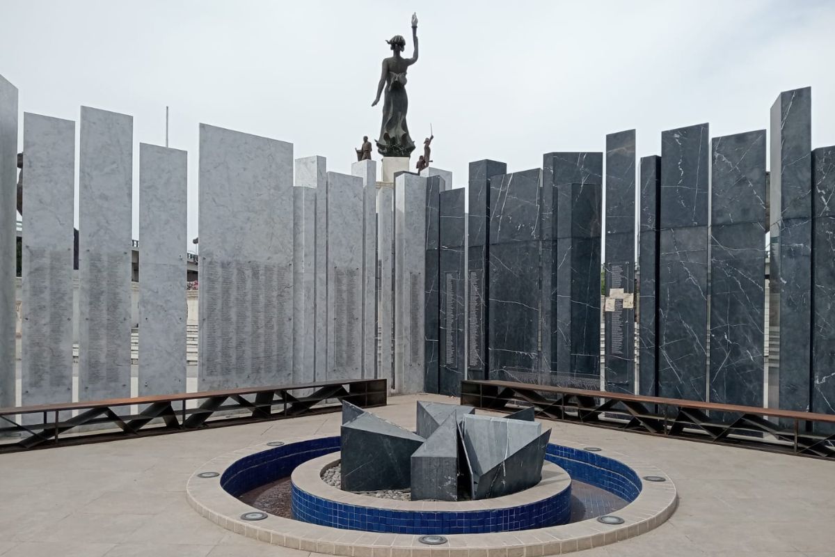 Fueron grabados los nombres de 832 personas fallecidas por la enfermedad en uno de los muros del inmueble | Foto: David Martínez