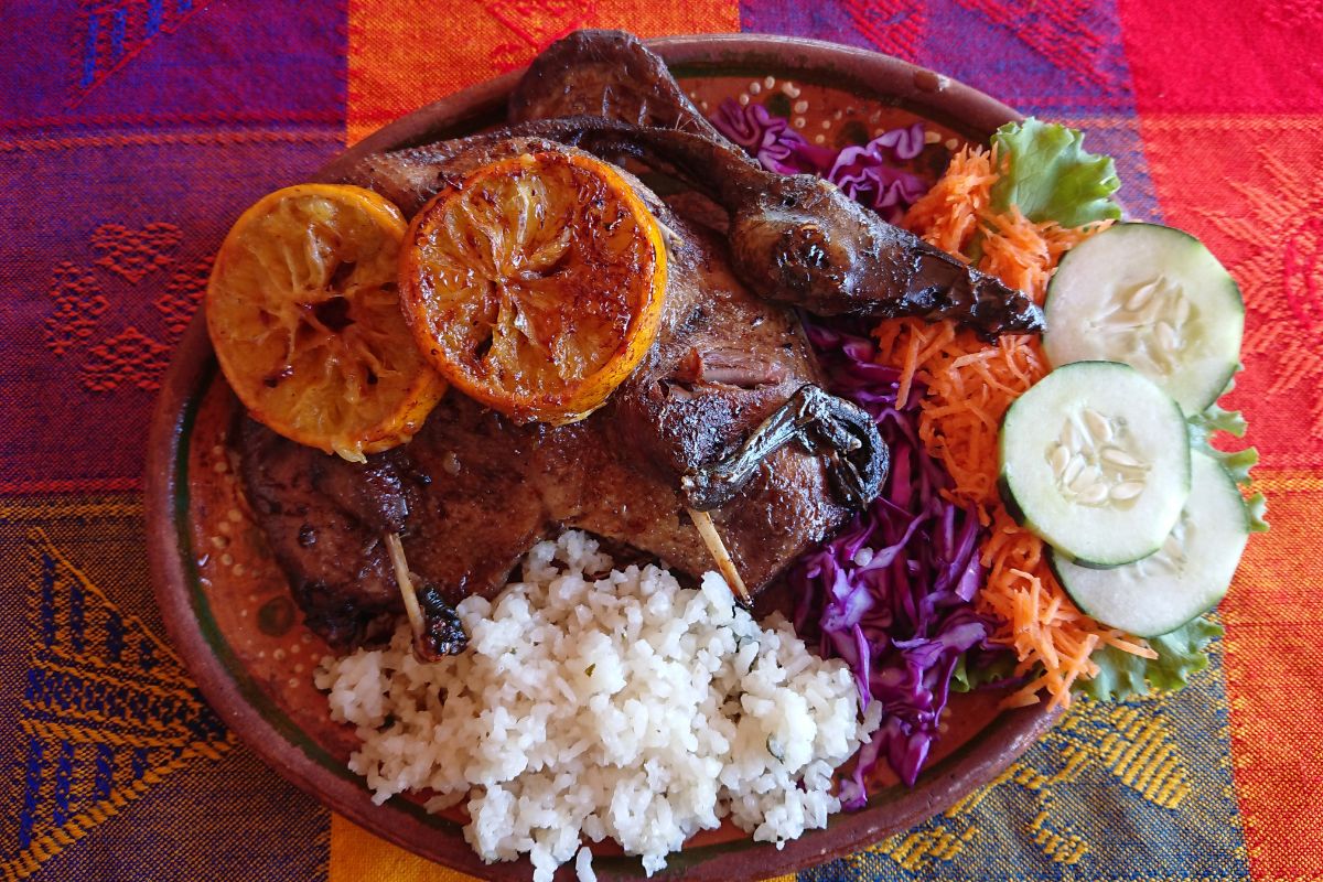 En el sitio son populares las ancas de rana, así como el pato a la naranja, el pescado frito y los antojitos mexicanos | Foto: Sara Elizondo