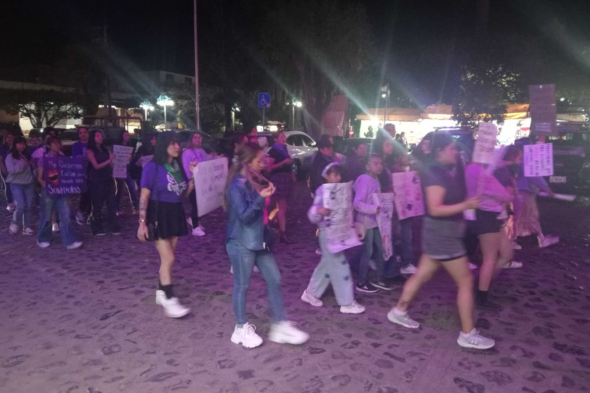 La colectiva feminista Las Brujas del Pueblo y pobladoras de diferentes edades marcharon por las calles principales de Atotonilco el Grande | Foto: Martha Sáenz