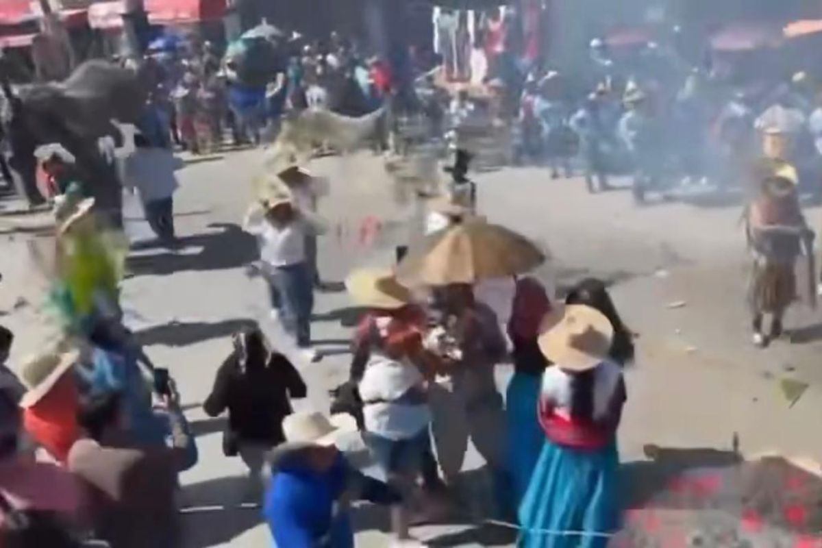 El accidente ocurrió cuando las chispas de un torito alcanzaron el traje de hojas de maíz que portaba el niño