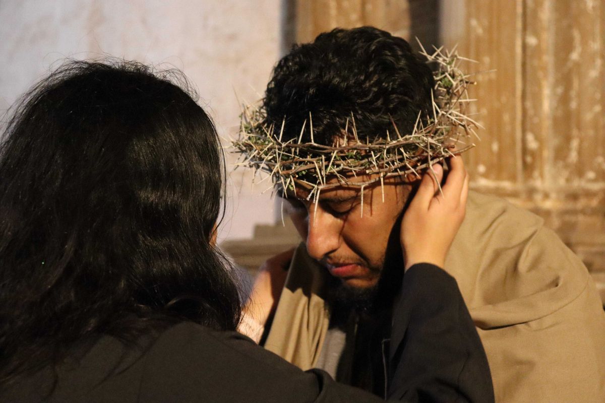 Los actores que dan vida a los soldados romanos, Jesús y los ladrones atendieron los consejos de quienes los guían | Foto: Especial