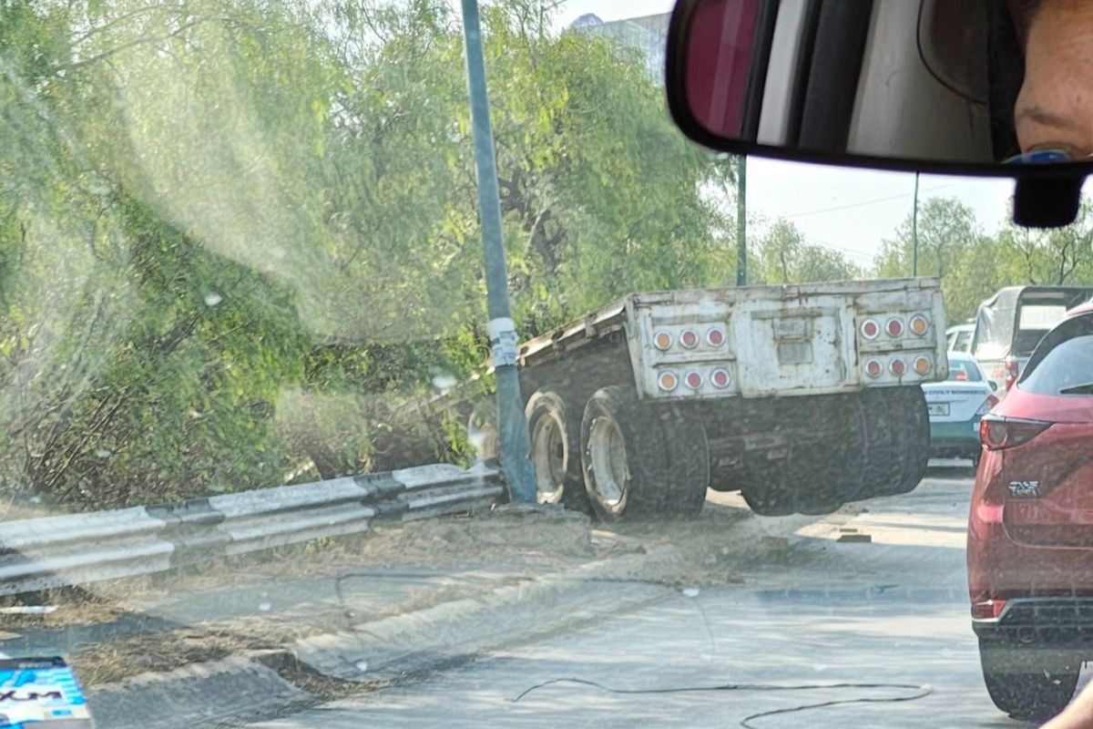 Uno de los tractocamiones implicados terminó incrustado contra la valla de contención.
