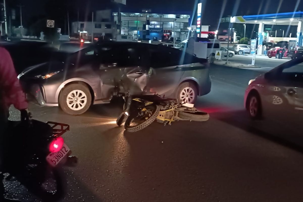 El motociclista fue auxiliado por paramédicos tras el impacto en el bulevar Colosio