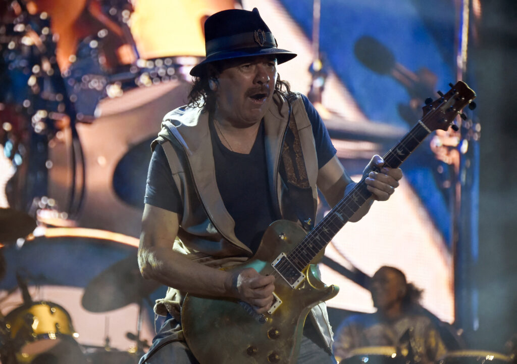 Carlos Santana fue hospitalizado antes de concierto; ahora deberá posponer sus presentaciones