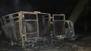 Camionetas calcinadas en Cuautepec tras presunto transporte de huachicol