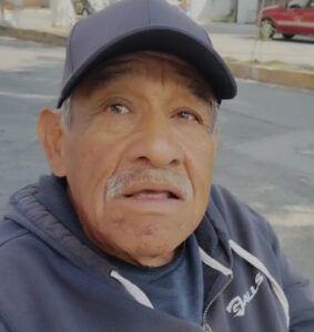 En silla de ruedas, Don Guillermo denuncia abandono urbano