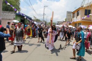 Alfredo Arciniega, quien interpreta a Jesús en el Viacrucis, debe cargar una cruz de 90 kilosFoto: María Antonieta Islas