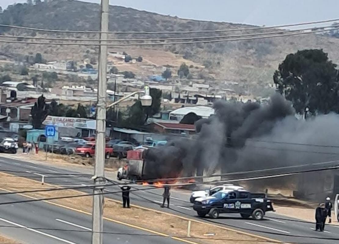 La camioneta quedó completamente destruida por el incendio, pero no hubo víctimas
