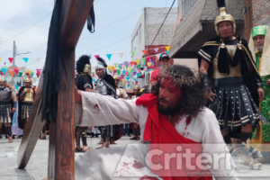 Los fieles caminaron entre lágrimas, rezos y sol abrazador por las calles de Pachuca