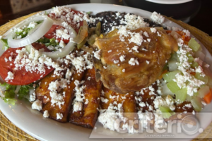 En la Huasteca hidalguense, es común encontrar restaurantes que ofrecen enchiladas con porciones generosas para satisfacer a los comensales más hambrientos