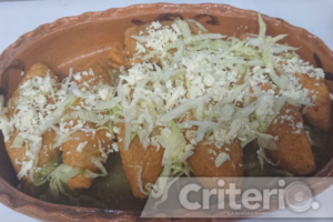 Acompañados de un atole de masa caliente, los molotes de Acaxochitlán ofrecen una experiencia culinaria reconfortante
