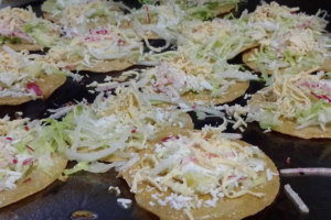 Las chalupas pachuqueñas, pequeñas tortillas bañadas en manteca y cubiertas con lechuga, papa y pollo deshebrado, son un platillo tradicional de la capital hidalguense