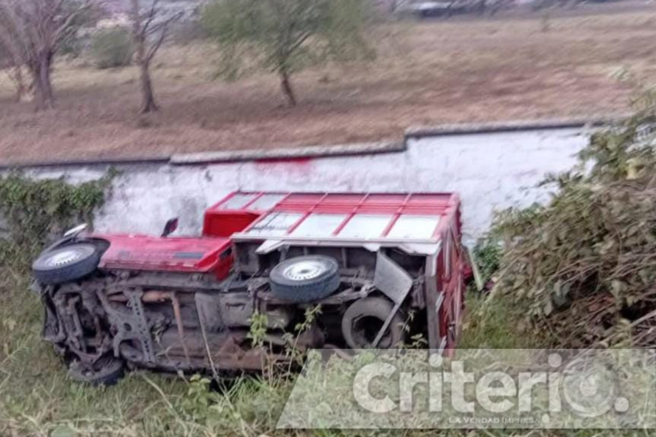 La carga floral quedó esparcida tras la volcadura en la entrada a Orizatlán