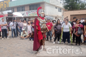 Cientos de fieles vivieron con emoción la representación del Viernes Santo