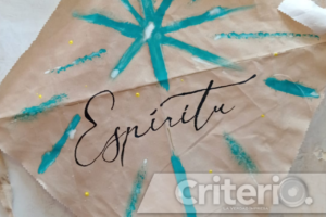 Con papalotes y mensajes, la artista convierte el foro en un cielo interior