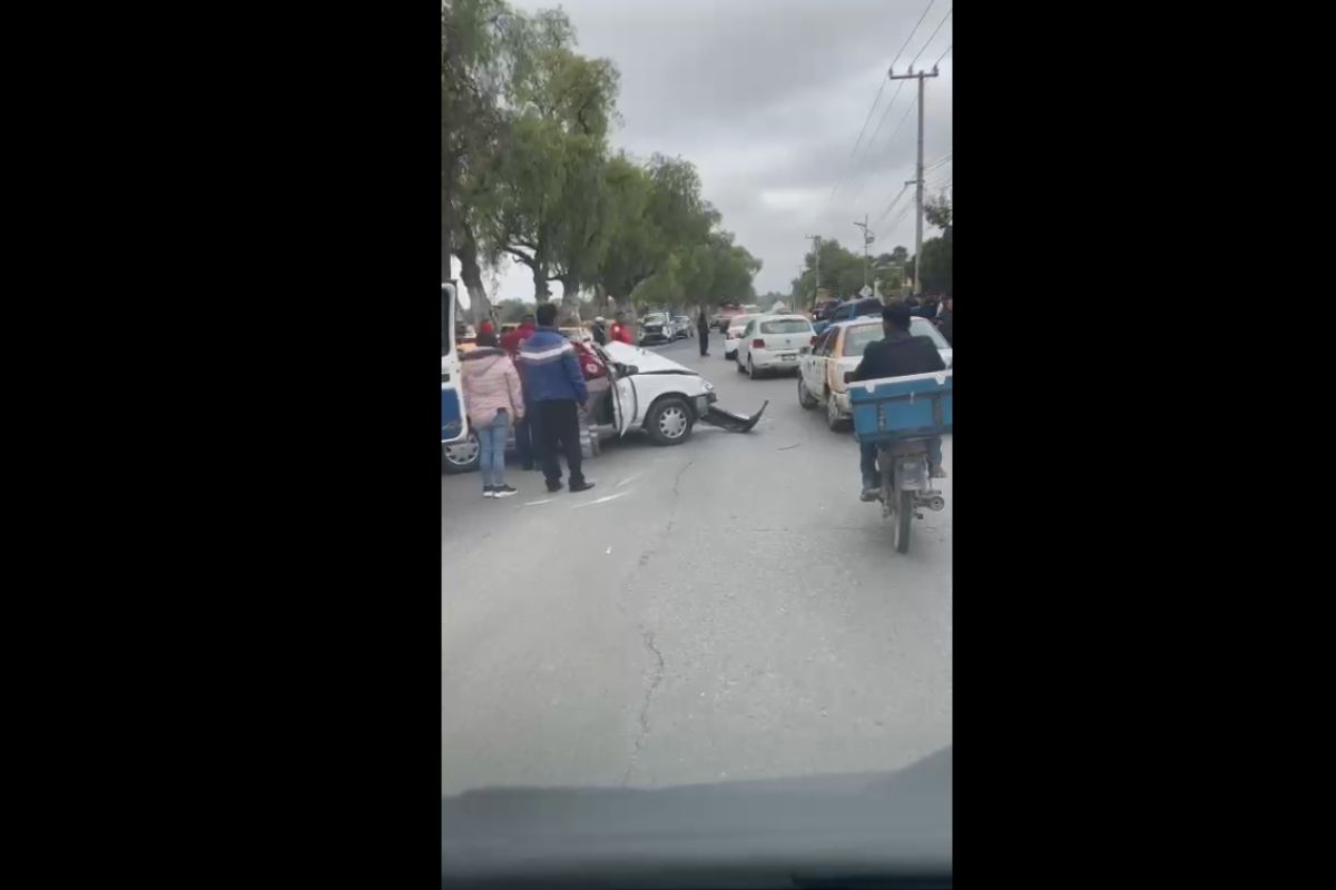 Tres personas resultaron heridas tras un choque entre un taxi y una camioneta