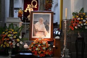 La tumba de Francisco, sencilla y de mármol blanco, reflejará su estilo de vida y pontificado.