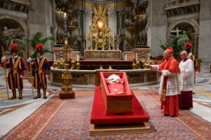 Miles de fieles ingresaron a la basílica de San Pedro para despedir al papa Francisco, en jornadas que se extendieron hasta la madrugada