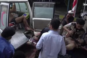 Rescatistas y equipos de emergencia trabajan tras el ataque estadounidense al puerto de Ras Issa, mientras la situación sigue siendo crítica