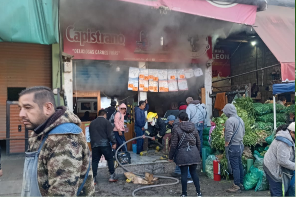 Bomberos de Tulancingo controlan incendio en cremería de la Central de Abasto Pifsal​