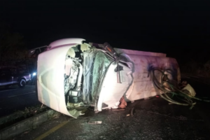 Bomberos rescataron al conductor tras accidente en Huejutla