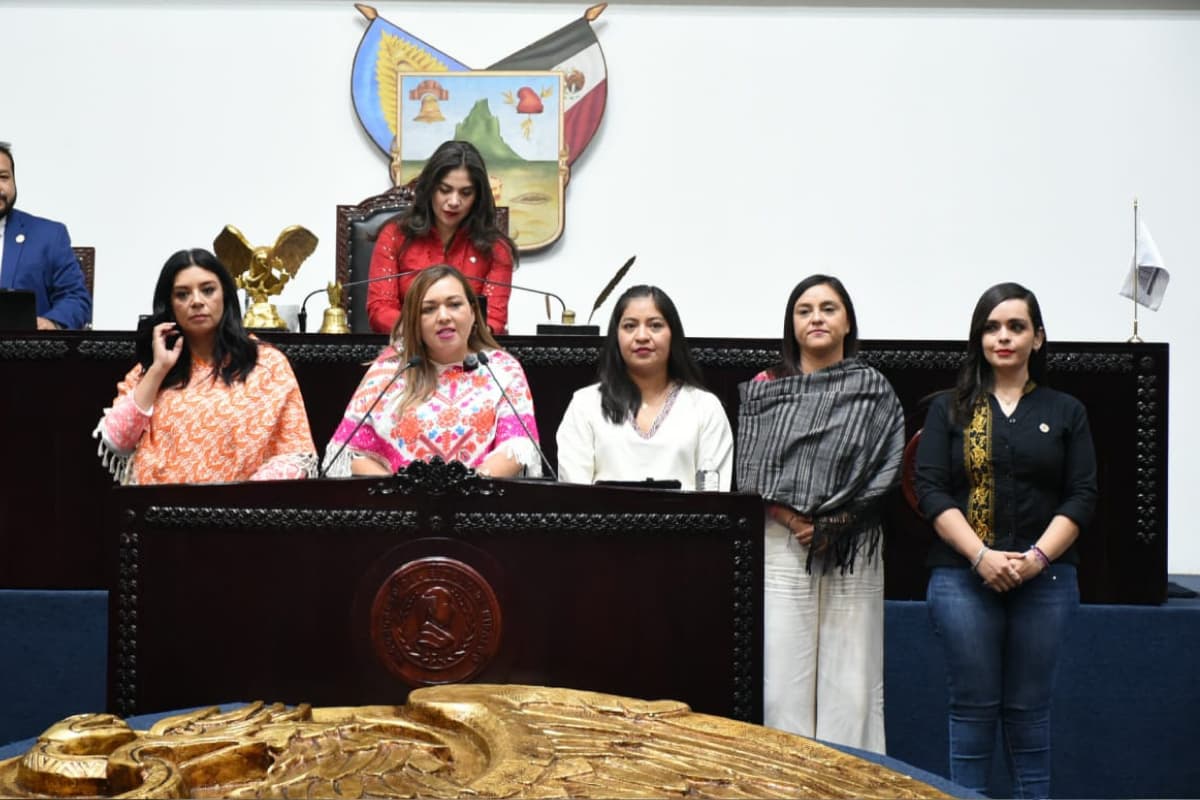 Representantes indígenas acudieron al Congreso de Hidalgo para respaldar la iniciativa constitucional